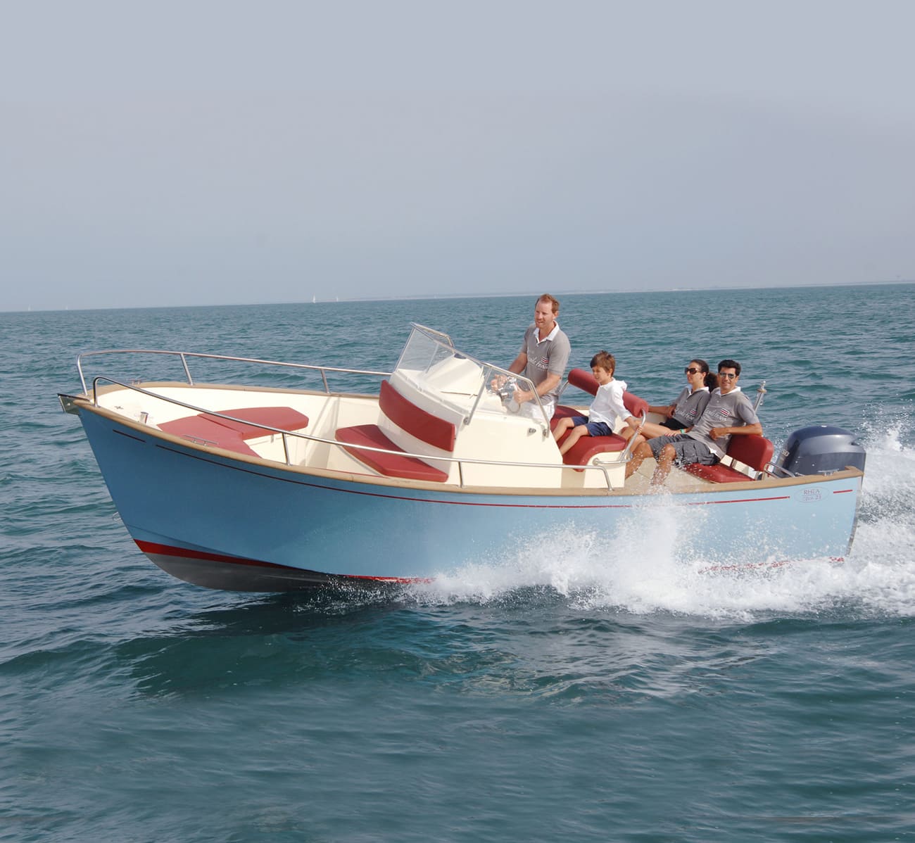 bateau moteur carène puissance : open-23-en-navigation-avec-une-famille-a-bord